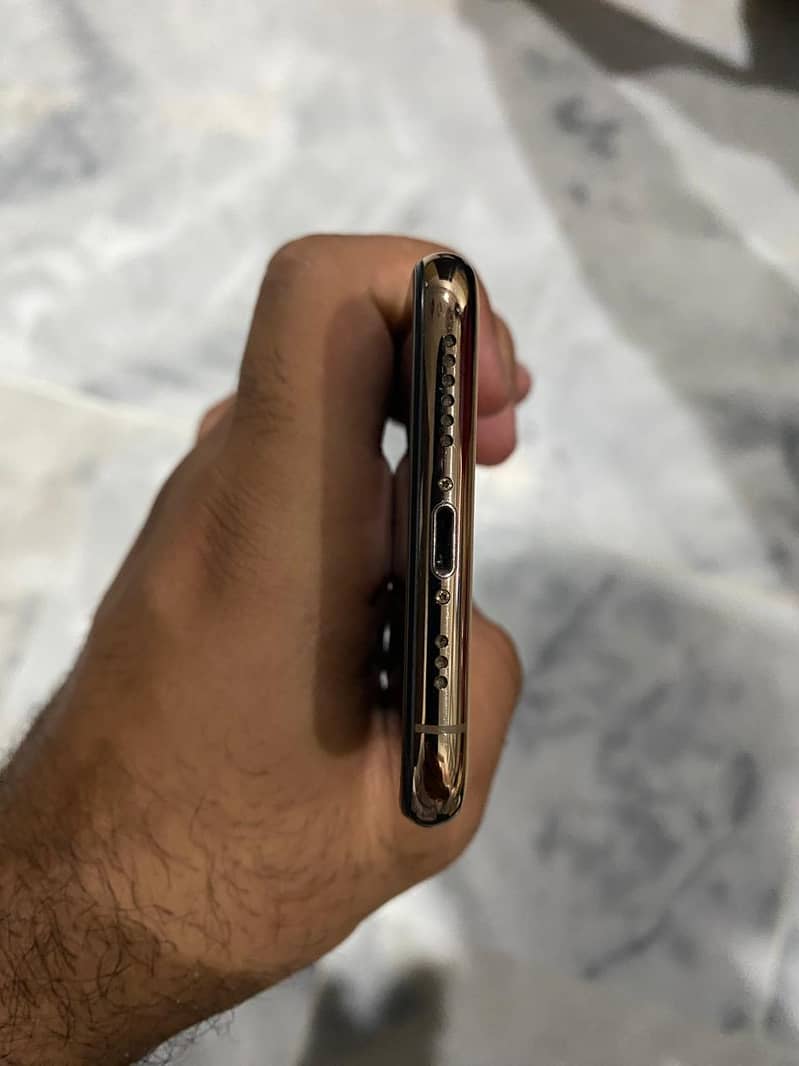 Apple iPhone XS 4