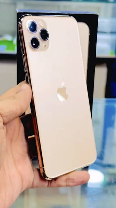 Iphoon 11 pro max.  Golden Clor