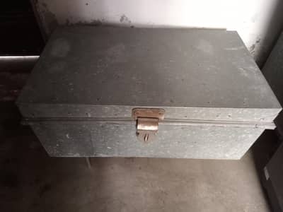 Iron peti trunk jisti