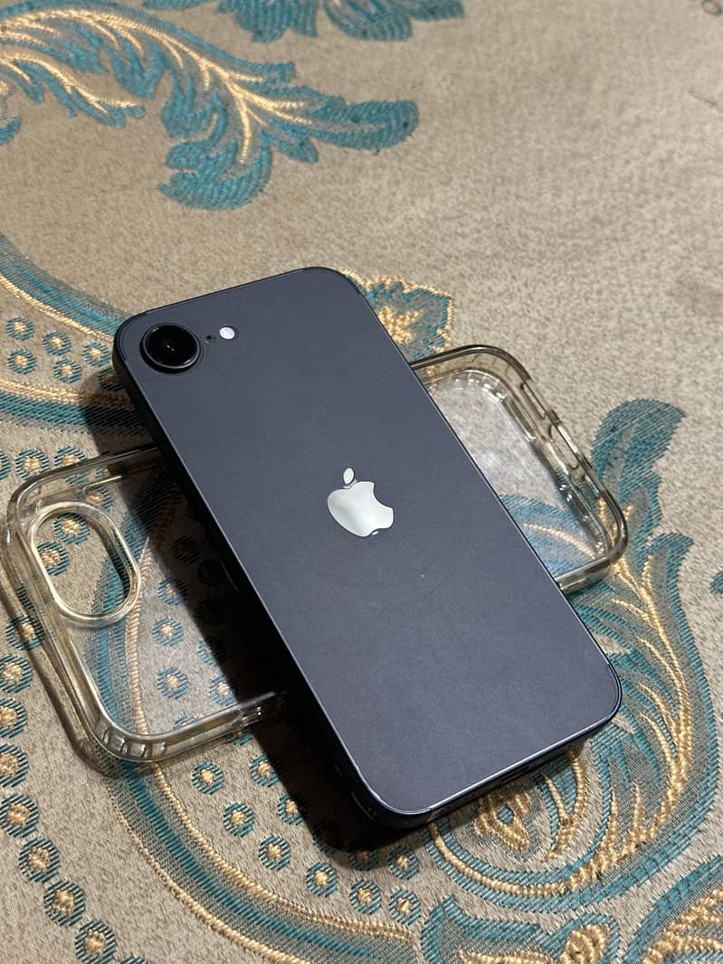 Apple iPhone 16e 0