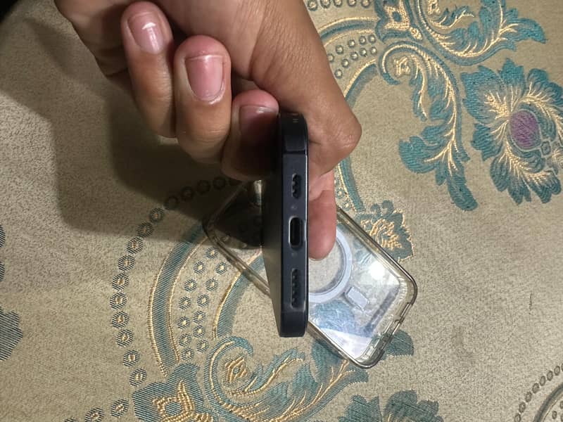 Apple iPhone 16e 2