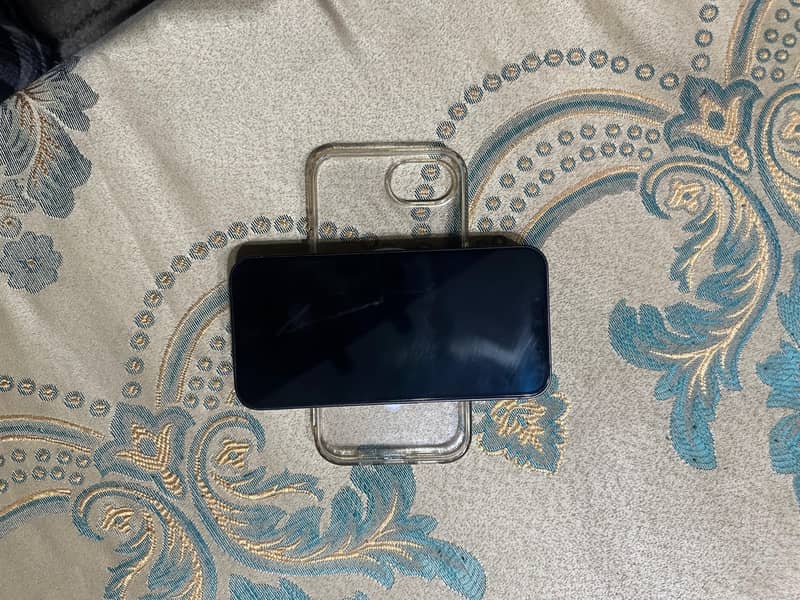 Apple iPhone 16e 3