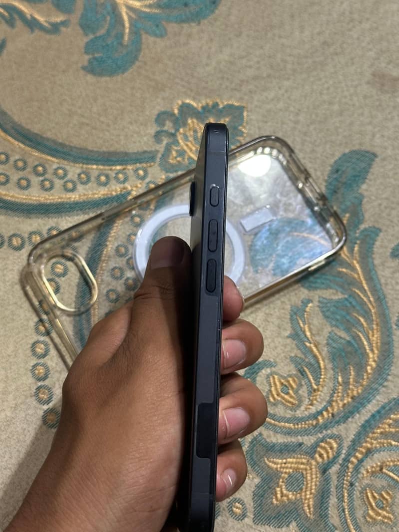 Apple iPhone 16e 4