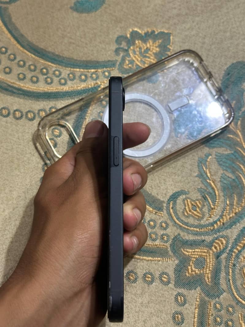 Apple iPhone 16e 5