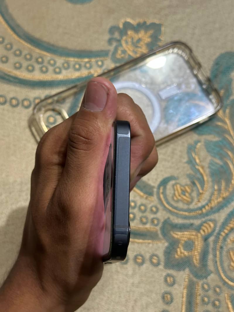 Apple iPhone 16e 6