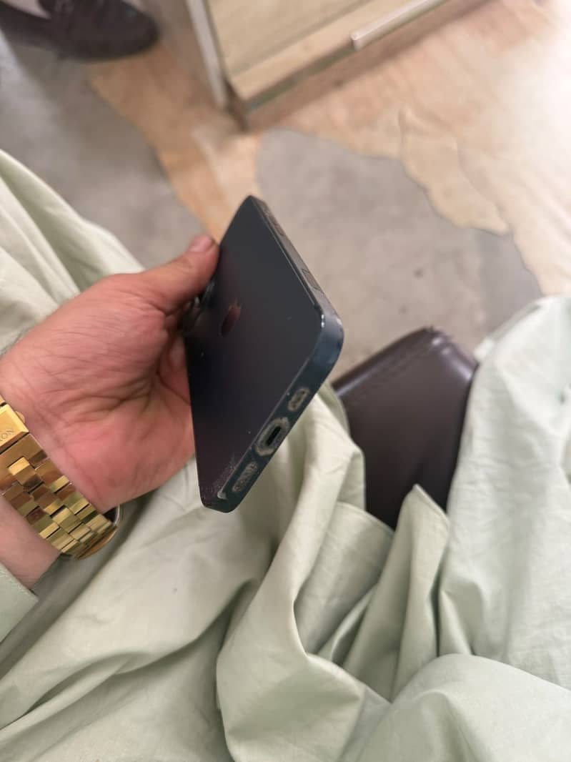 Apple iPhone 13 5