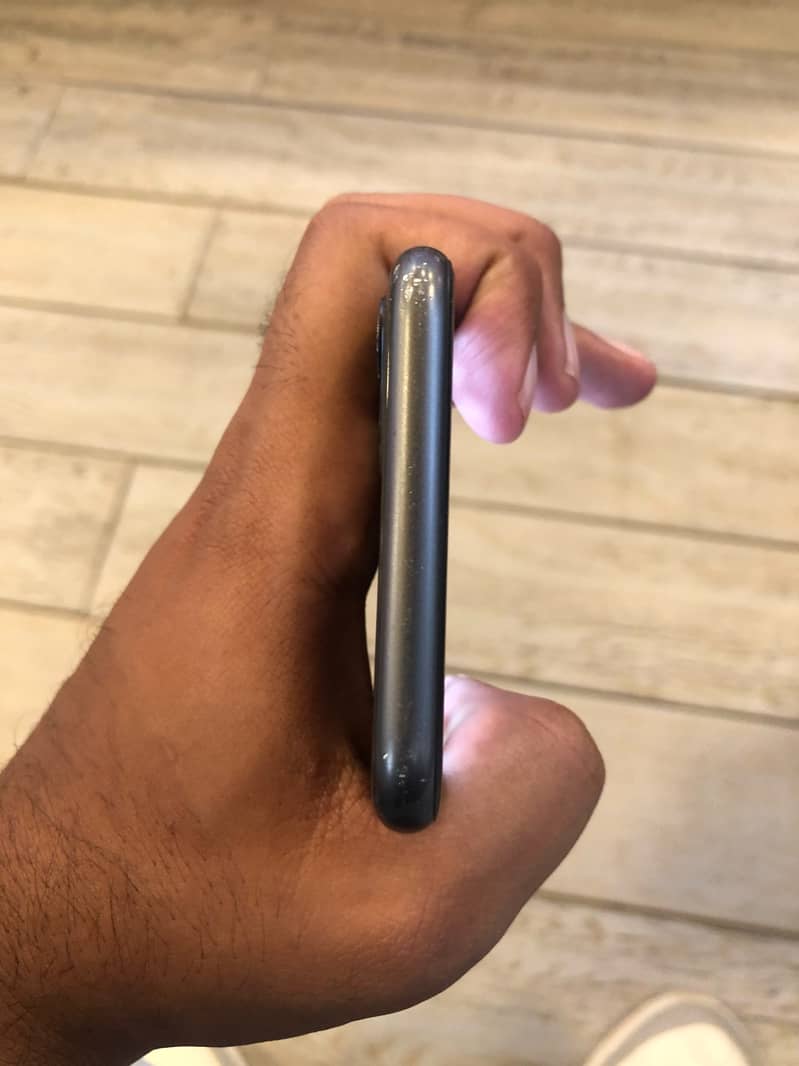 Apple iPhone 11 4