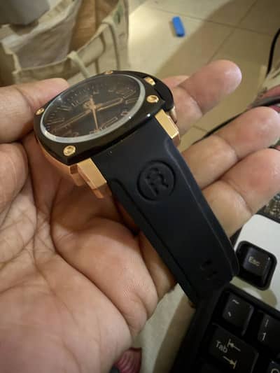 UAE to Pakistan impoted mans watch