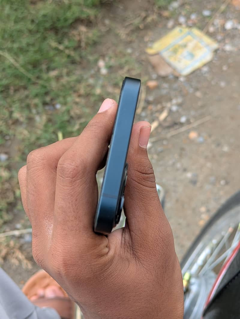 Apple iPhone 13 5