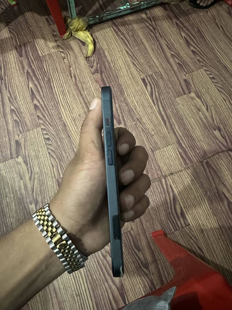 Apple iPhone 13 8