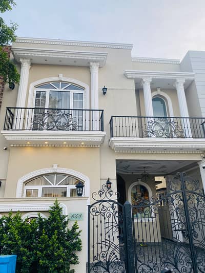 Luxurious 5 Marla Family Available on daily weekly & Monthly