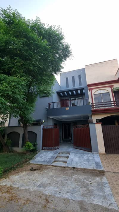 WELL-MAINTAINED 5 MARLA HOUSE FOR SALE IN THE HEART OF BAHRIA TOWN LAHORE AFFORDABLE PRICE IDEAL FOR FAMILIES & INVESTOR