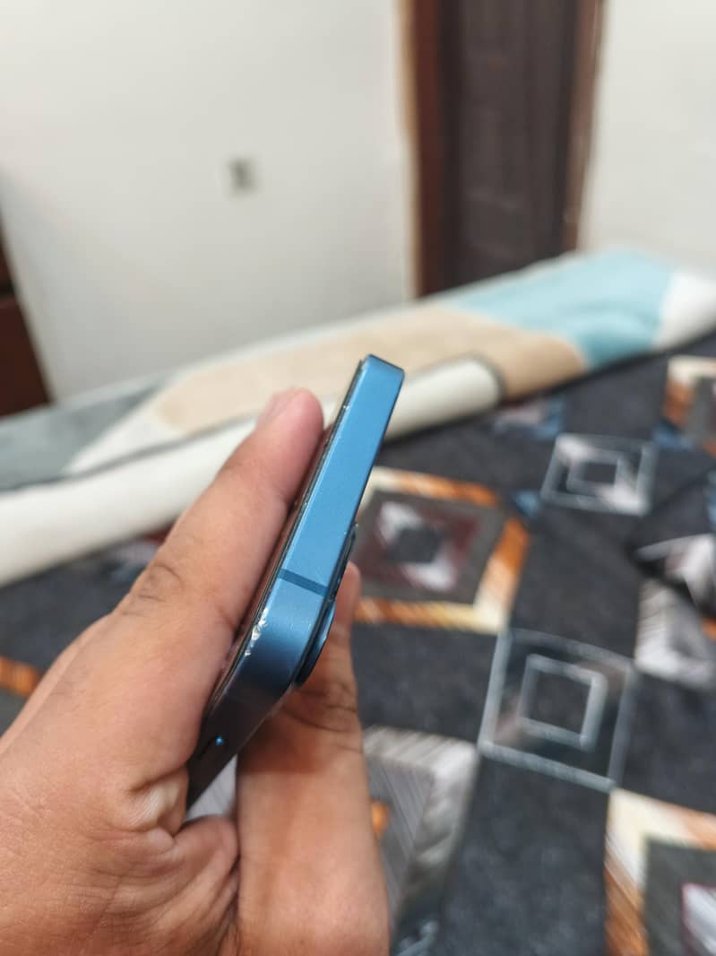 Apple iPhone 13 mini 4