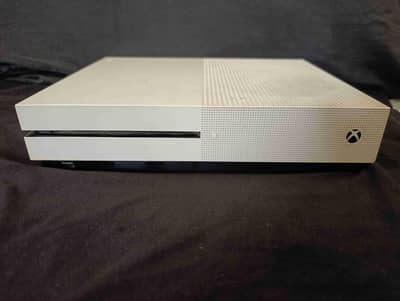 Xbox One S 500GB – Original Controller & Cables | Rs. 41,000 Fixed