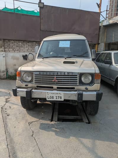 Mitsubishi Pajero 1990