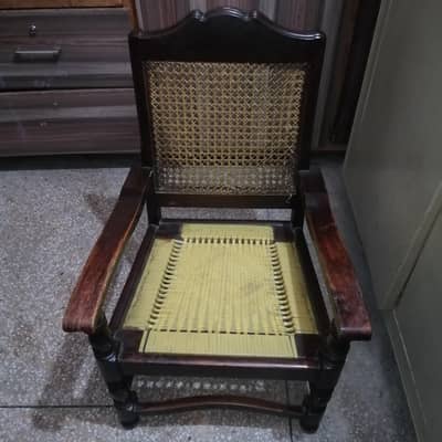4 chairs 1 shocash very good condition ma Available h