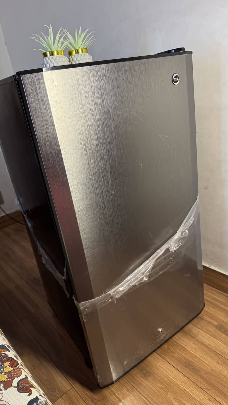 Mini fridge 0