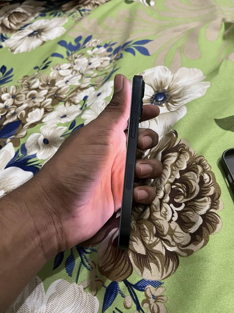 Apple iPhone 13 4