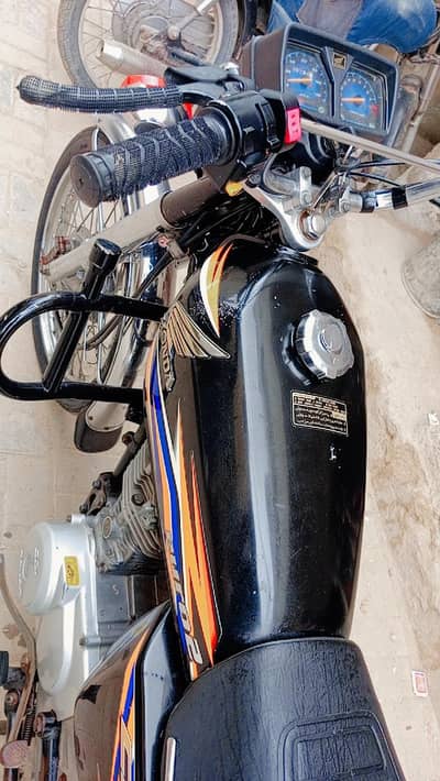 I'm selling Honda cG125 black color good condition
