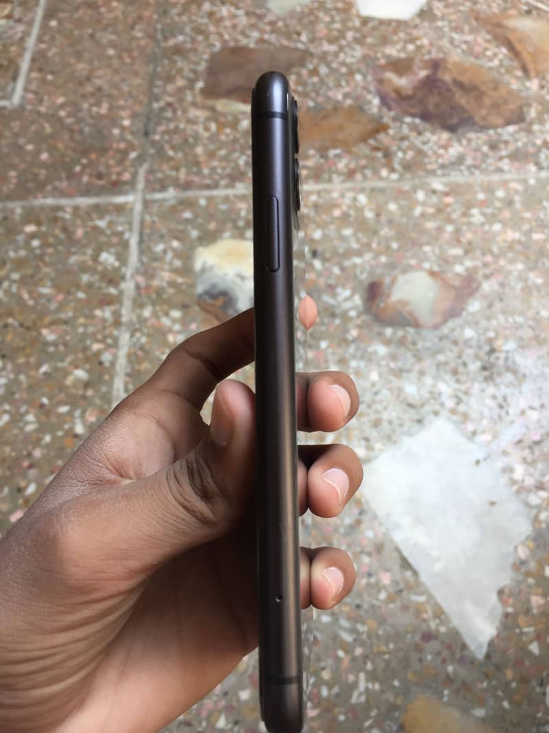 Apple iPhone 11 3