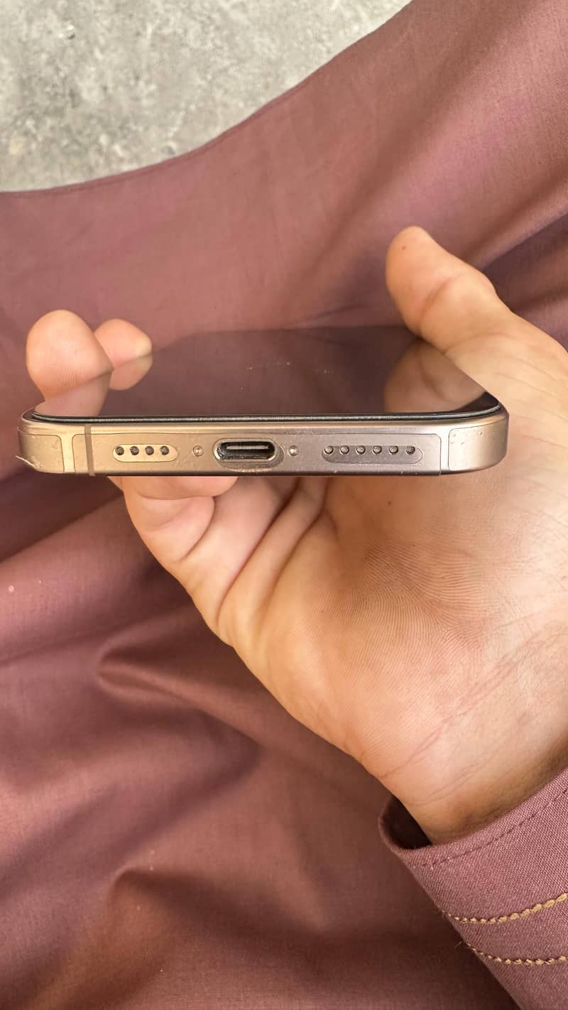 Apple iPhone 16 Pro Max 4
