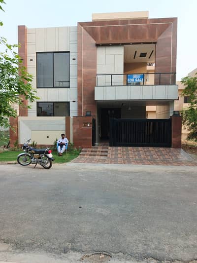 10 MARLA BRAND NEW LUXURY HOUSE FOR SALE IN NESPAK PHASE 3