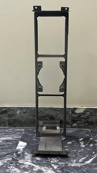 Iron stand in very good condition (Whatsapp 03246205446)
