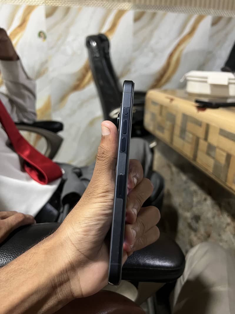 Apple iPhone 15 Pro Max 2