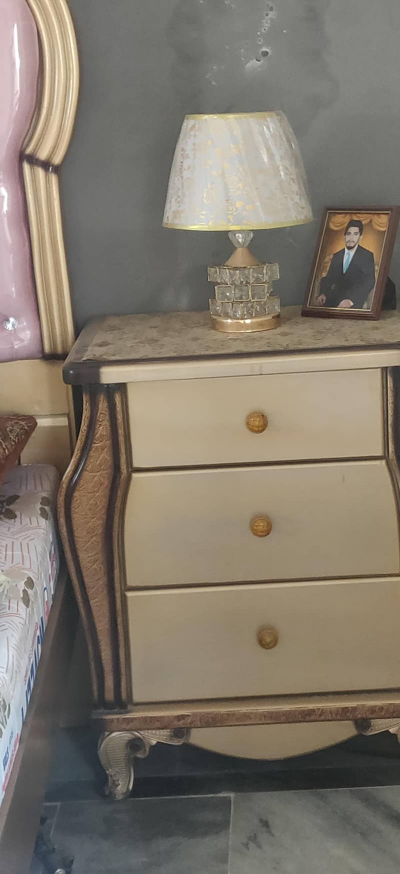 queen bed 1