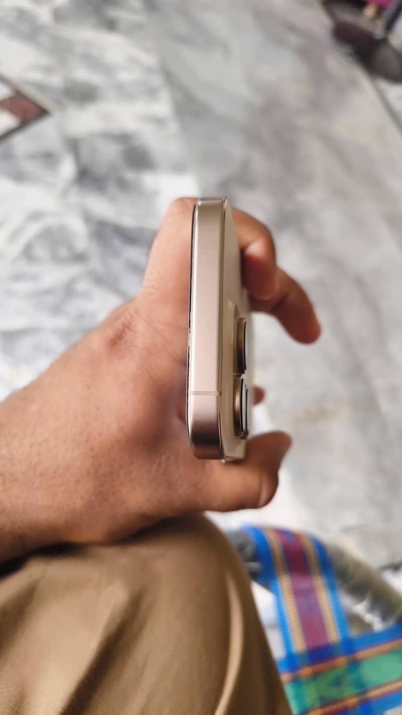 Apple iPhone 16 Pro 1