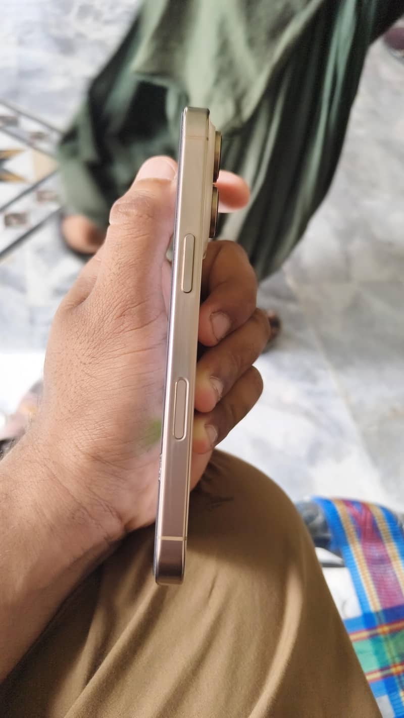 Apple iPhone 16 Pro 3