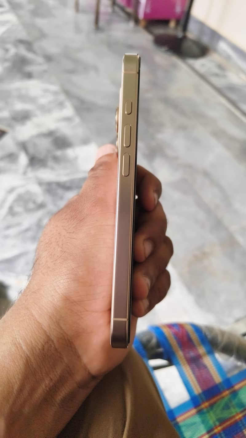Apple iPhone 16 Pro 4