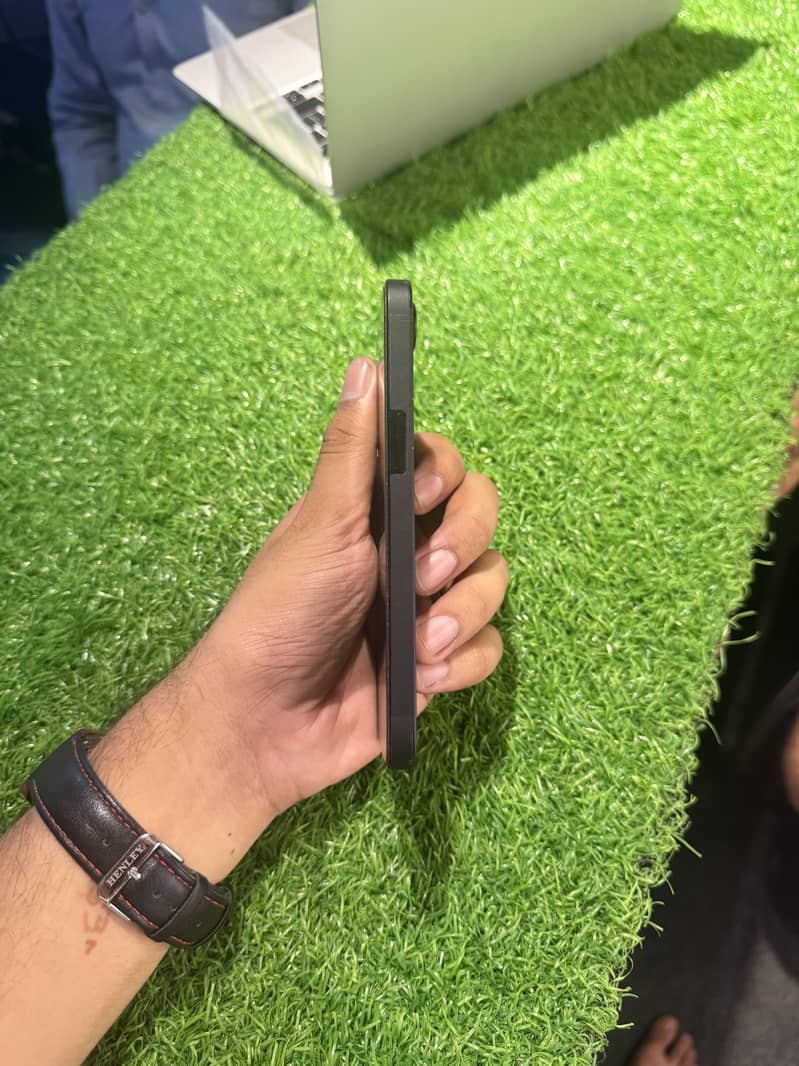 Apple iPhone 16e 2