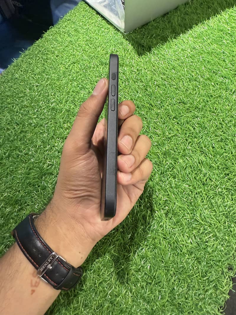 Apple iPhone 16e 3