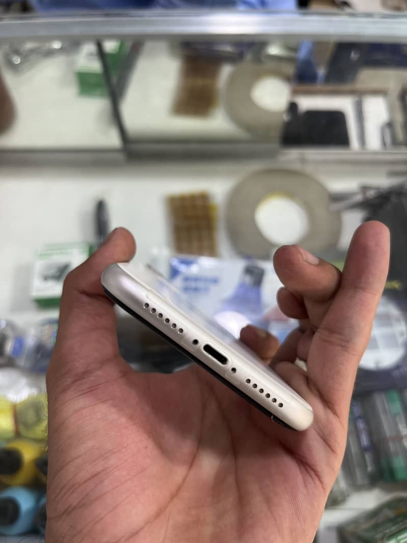 Apple iPhone 11 4