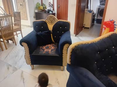golden crowned blue sofa qq