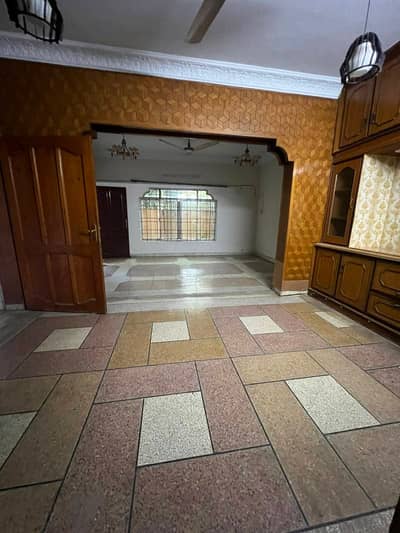 G11UPPER PORTION FOR RENT PRIME LOCTION G11/2