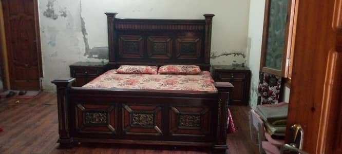 one large bad two side table gun dressing table with one matches