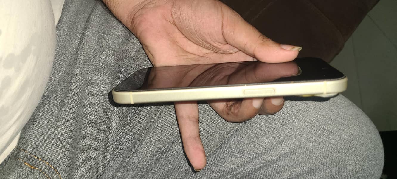 Apple iPhone 15 4