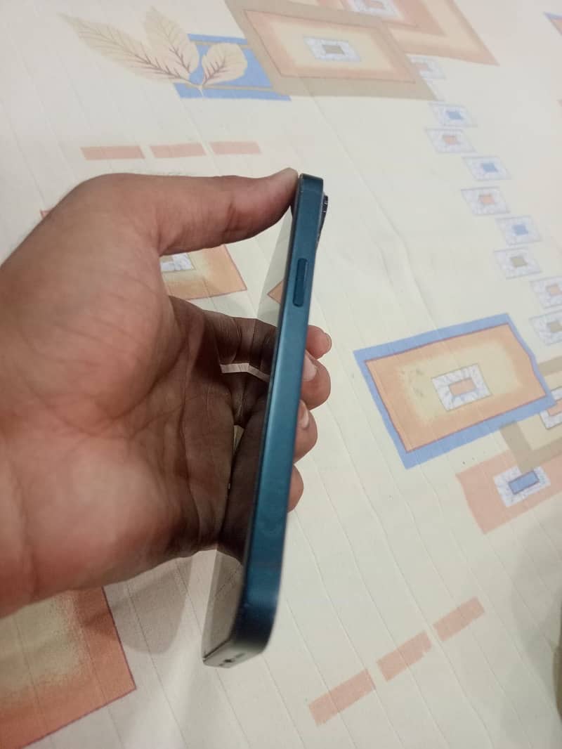Apple iPhone 13 5