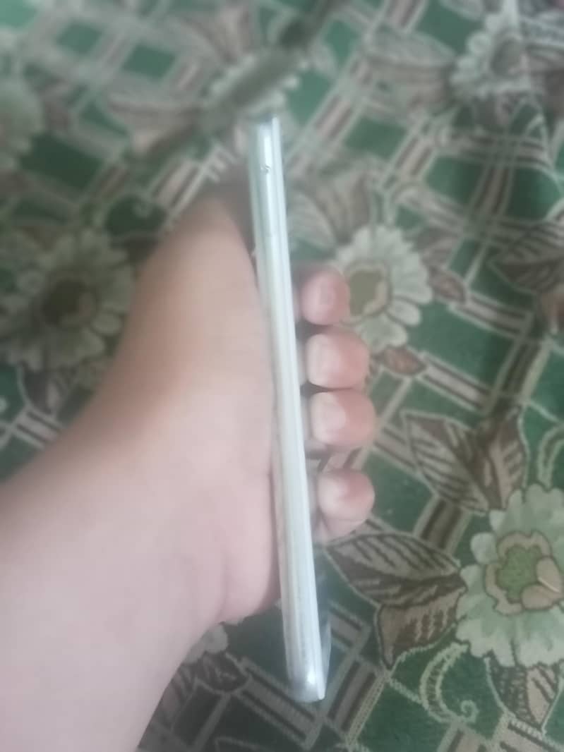 sharp Aquos r2 3
