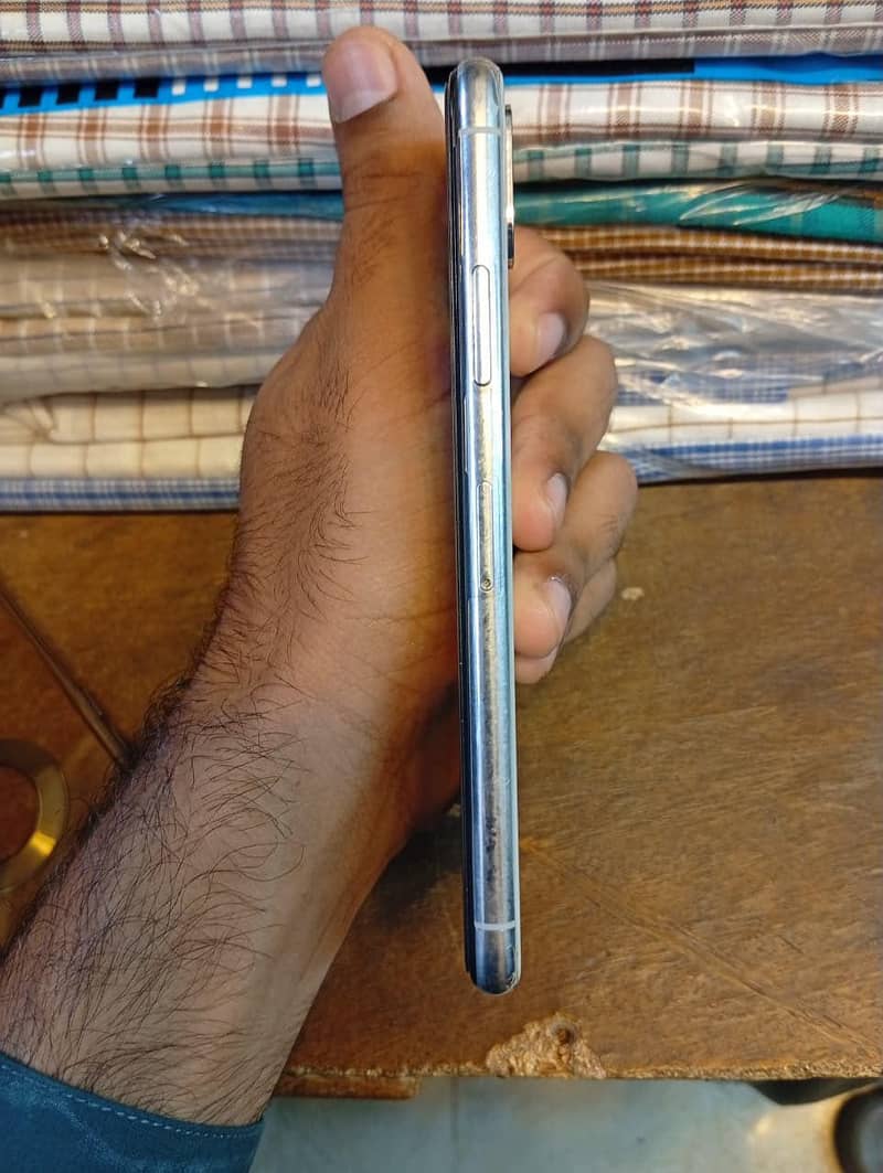 Apple iPhone X 4
