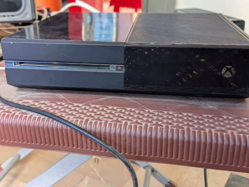 XBOX ONE WITH CONTROLLER 0