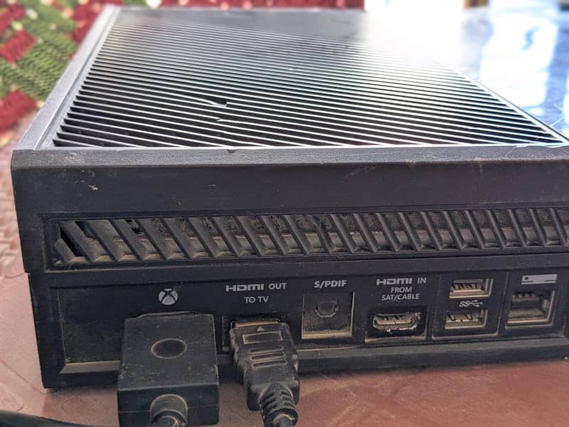 XBOX ONE WITH CONTROLLER 4