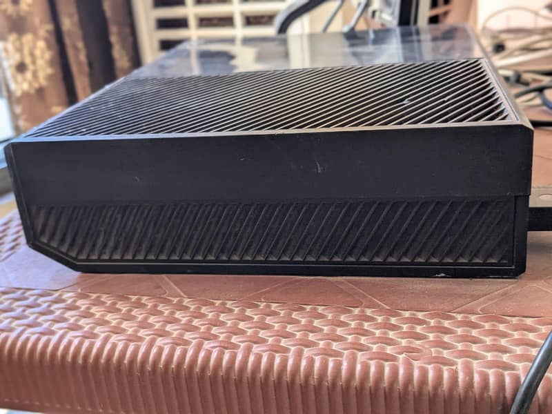 XBOX ONE WITH CONTROLLER 5
