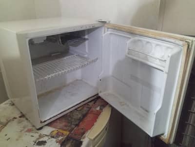 Room refrigerator
