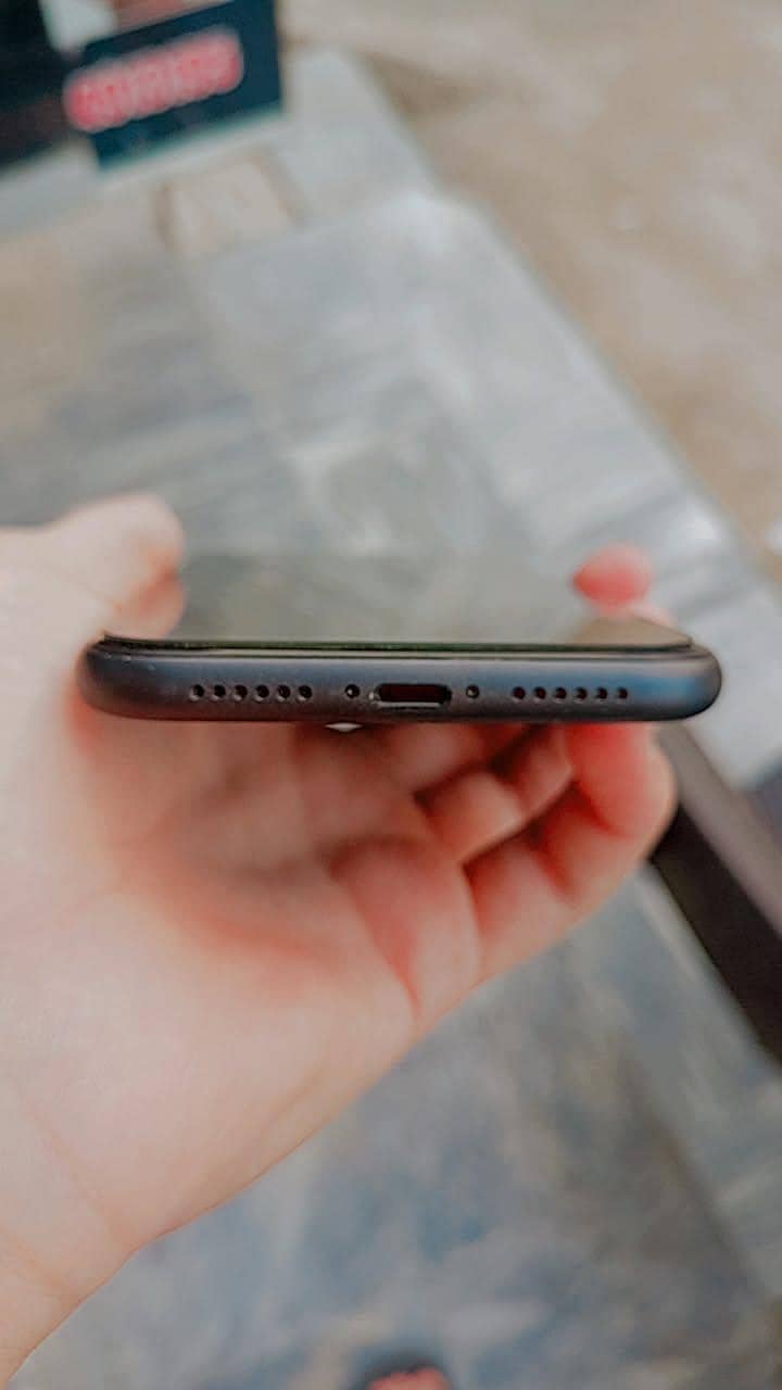 Apple iPhone 11 4