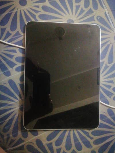IPAD PRO M4 WITH BOX AND CHARGER.