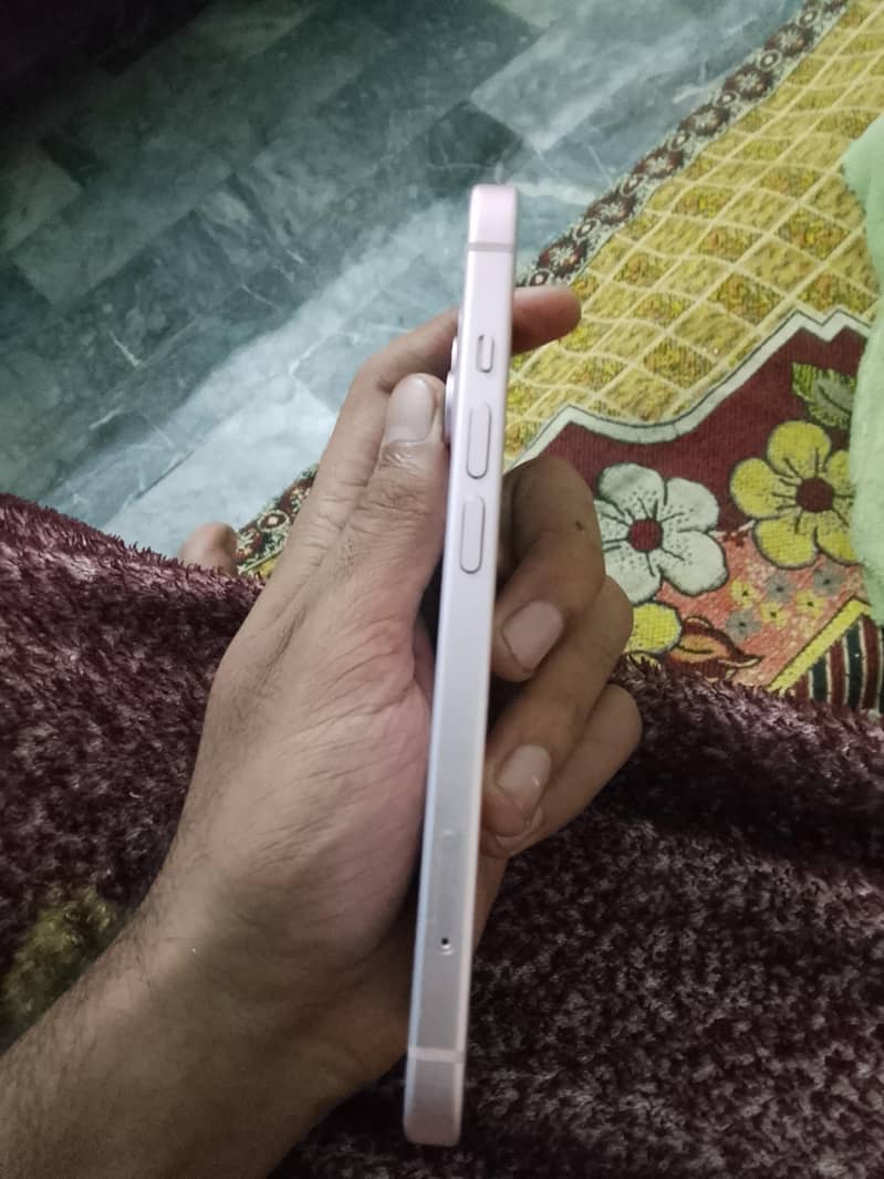 Apple iPhone 15 4