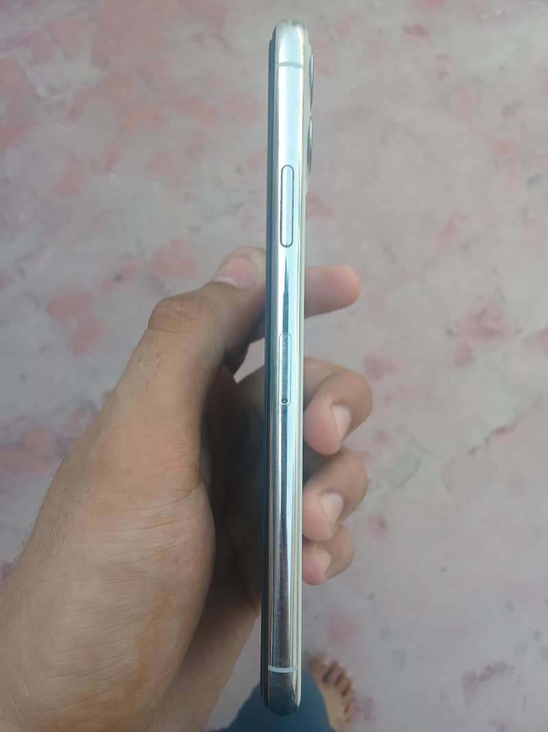 Apple iPhone 11 Pro Max 2